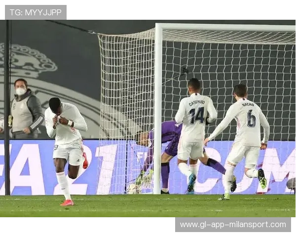 维尼修斯强势打门引发欢呼，震撼全场