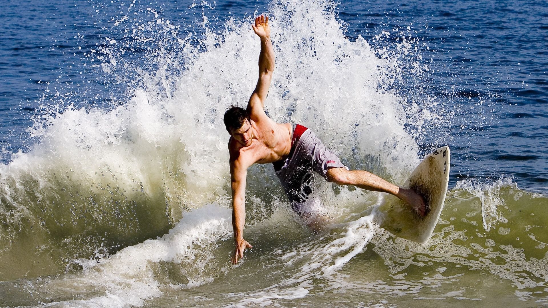 亚历克斯·格林伍德的快速反击与稳固防守帮助袋鼠队创造领先优势